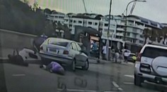 VIDEO: Nové zábery z útoku v Sydney. Manželský pár zomrel počas toho, ako sa snažili odzbrojiť jedného z páchateľov