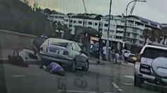 VIDEO: Nové zábery z útoku v Sydney. Manželský pár zomrel počas toho, ako sa snažili odzbrojiť jedného z páchateľov
