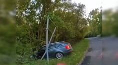 VIDEO: Policajná naháňačka pokračovala za hranicami. Zbesilého vodiča zastavila až havária, v aute mal fľaše s alkoholom