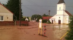 VIDEO: Vysoké teploty vystriedali silné búrky. Likavku aj Dubovce zaliala voda, autá sa plavili po ceste