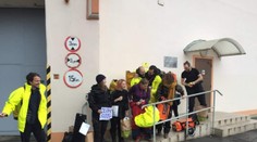 Prokuratúra zrušila obvinenie aktivistom Greenpeace, ale trestné konanie sa nekončí