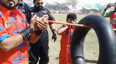 VIDEO: Desaťročný silák vám vyrazí dych. Nosom nafúkal pneumatiku