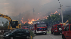 OBRAZOM: Pri Splite vyčíňa veľký lesný požiar, hrozí, že sa rozšíri až k moru. Plamene ohrozujú domy v meste Žrnovnica