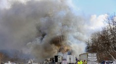 Zrazilo sa 123 áut, dodávka plná ohňostrojov začala vybuchovať