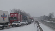 Do Česka dorazila zima. Vodičov prekvapil sneh a poľadovica