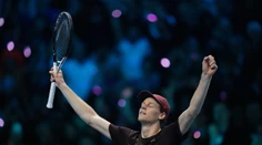 Jannik Sinner natiahol pôsobivú sériu a zapísal sa do histórie. Poklonu mu zložil aj srbský velikán