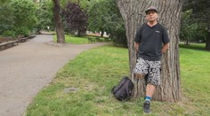 Pražský sprievodca z ulice: Dobrovoľne žije bez domova a odhaľuje temnú stránku Prahy