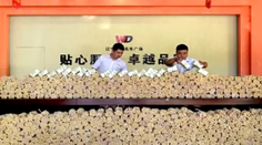 Číňan si prišiel kúpiť nové auto. Zaplatil ho štyrmi tonami mincí