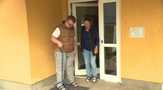 Bezbariérovú kúpeľňu pre postihnutého syna schválili. Zúfalá matka na ňu čaká už mesiace