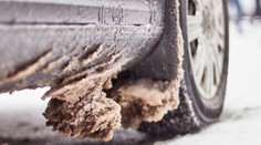 Cestári varujú pred poľadovicou, snehom a dažďom. Pozor si dajte na týchto cestách