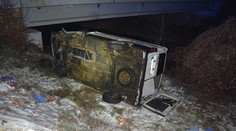 Auto, v ktorom sedeli štyria ľudia, skončilo v koryte Slanej. Polícia zisťuje, kto ho šoféroval