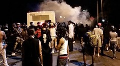 Policajt zastrelil ozbrojeného Afroameričana, vypukli násilné pouličné protesty