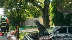 Hasiči zasahujú pri vážnej nehode pri Abramovej. Zrazili sa tri autá