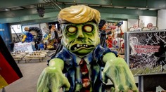 Pri nehode počas fašiangového sprievodu v Rakúsku utrpelo zranenia 15 ľudí