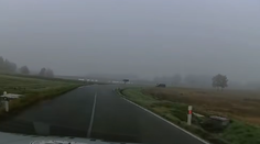 VIDEO: Dvojročné dievčatko sa v hmle a mraze túlalo po ceste. Opitá matka si vôbec nevšimla, že odišlo