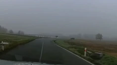 VIDEO: Dvojročné dievčatko sa v hmle a mraze túlalo po ceste. Opitá matka si vôbec nevšimla, že odišlo