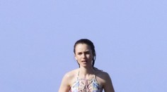 Lilly Colins v plavkách. S tehličkami, no akoby vyšla z mlyna