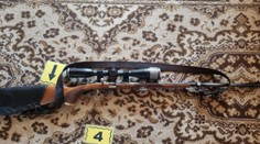 Policajti vykonali pri Bytči domovú prehliadku. U muža (56) našli zbrane a strelivo