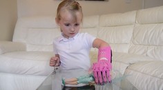 Školáčka s robotickou rukou z 3D tlačiarne: Farbu protézy si vybrala sama
