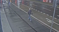 Vrchol hyenizmu. V centre Bratislavy skončil kolobežkár po páde v bezvedomí. Neznámy muž ho namiesto pomoci okradol