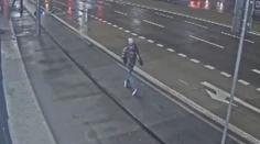 Vrchol hyenizmu. V centre Bratislavy skončil kolobežkár po páde v bezvedomí. Neznámy muž ho namiesto pomoci okradol