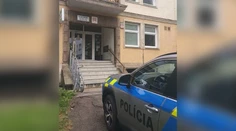 FOTO: Policajti neverili vlastným očiam. Muž vystúpil z taxíka a v pokoji im odovzdal nebezpečný balíček zabalený v bunde
