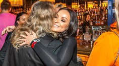 Schyľuje sa k ďalšiemu celebritnému rozvodu? Známeho speváka nachytali s inou