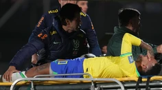 Krátko po polročnej pauze opustil ihrisko na nosidlách. Neymar sa k zraneniu vyjadril cez sociálnu sieť