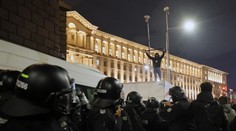 Horeli kontajnery a lietali stoličky. Pokojný protest v Sofii sa premenil na chaos