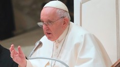 Pápež vyzval ľudí, aby cez Vianoce utrácali menej a peniaze darovali Ukrajincom