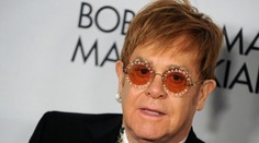 Na kráľovskej svadbe zaspieva Elton John. Nebude to mať ale vôbec jednoduché