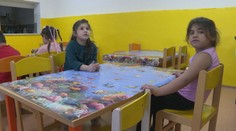 Smutný incident v škôlke. Dve dievčatká nedostali obed, len sa pozerali na ostatné deti