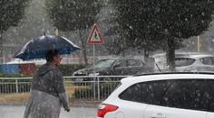 Celé Slovensko čaká v nedeľu intenzívny dážď. Pre viaceré okresy platí zvýšená výstraha