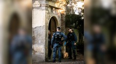 FOTO: Na bratislavskom cintoríne si vytvorili dočasné bývanie dvaja muži, jeden z nich v krypte