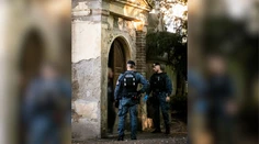 FOTO: Na bratislavskom cintoríne si vytvorili dočasné bývanie dvaja muži, jeden z nich v krypte