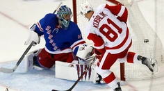 Halák zneškodnil 33 striel, no Rangers prehrali doma s Detroitom 2:3