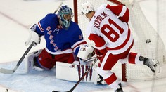 Halák zneškodnil 33 striel, no Rangers prehrali doma s Detroitom 2:3