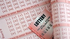 V zásuvke ho čakalo obrovské prekvapenie. Syn našiel výherný tiket z lotérie, ktorý tam nechala jeho zosnulá matka