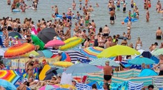 VIDEO: Hlava na hlave a kvantá slnečníkov. Zábery poľských pláží obleteli internet