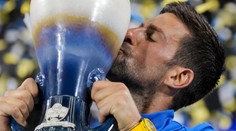 Jeden z najťažších zápasov kariéry. Djokovič zdolal svetovú jednotku a oslavuje triumf