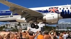 To je už fakt poriadne blízko. Lietadlo sa rúti nad hlavami turistov