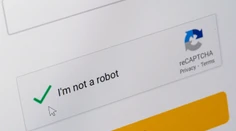 Klikli na „Nie som robot“ a prišli o peniaze. Odborníci varujú pred novým podvodom