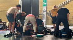 Spisovateľa Rushdieho už odpojili od pľúcnej ventilácie, je schopný rozprávať