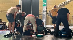 Spisovateľa Rushdieho už odpojili od pľúcnej ventilácie, je schopný rozprávať