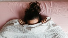 Hanbíte sa v intímnych situáciách? Takto prekonáte hanblivosť v živote aj v posteli