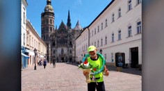 Má 65 a bežal z Ríma až do Košíc. Pred mnohými rokmi mame sľúbil, že sa vráti, aj keby mal ísť pešo