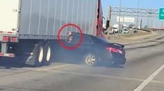 Hrozivá nehoda: Kamión stovky metrov ťahal zakliesnené auto, vodička zúfalo mávala o pomoc