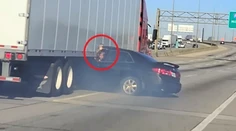 Hrozivá nehoda: Kamión stovky metrov ťahal zakliesnené auto, vodička zúfalo mávala o pomoc