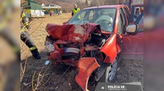 Záchrana v poslednej chvíli. Policajti ratovali muža, ktorý ostal zakliesnený v aute