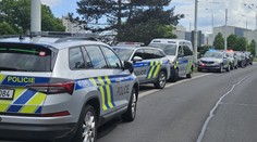 Šok na strednej škole v Pardubiciach. Nešťastná láska mala krvavú dohru, o život prišlo mladé dievča